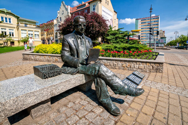 Памятник - скамейка Мариана Реевского. Быдгощ, Куявско-Поморское воеводство, Польша.