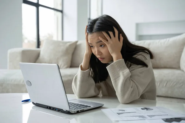 Cansado, mujer asiática agotada con un ordenador portátil, problemas con el proyecto, sensación de depresión, pereza en la oficina en el hogar en la sala de estar — Foto de Stock