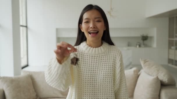 Молодая азиатка получает ключи от дома и подписывает контракт с агентством недвижимости — стоковое видео