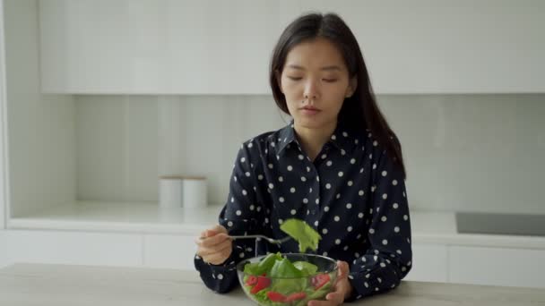迷人的亚洲女人吃着新鲜蔬菜沙拉.饮食与健康饮食的概念. — 图库视频影像