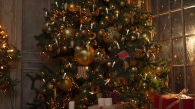 Noel, Yeni Yıl İçi süslenmiş Noel ağacıyla süslenmiş çelenkler ve balonlarla
