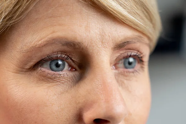 Un portrait d'une femme d'âge moyen regarde au loin. Gros plan d'une femme yeux bleus — Photo