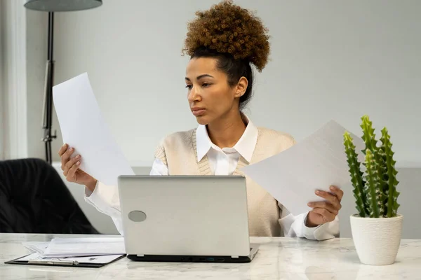 Empresaria afroamericana enojada, que tiene problemas en la oficina, tiene papeles de oficina — Foto de Stock