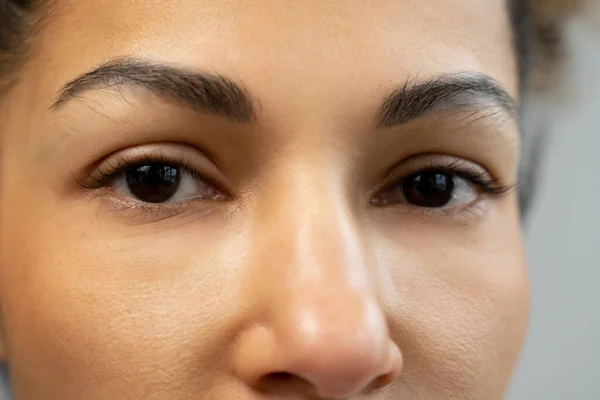 Os olhos de uma mulher negra em close-up — Fotografia de Stock