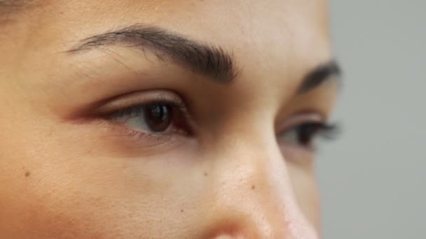 Close-up of a black womans eyes looking sideways — Video Stock