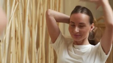 Genç kadın banyo aynası saçında kontrol