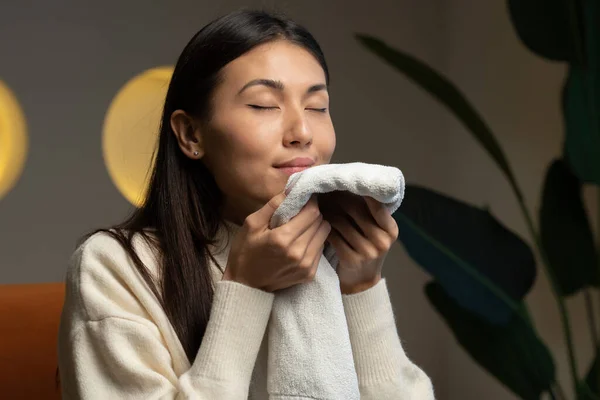 Asian woman enjoys a clean and smelling towel after washing with a new washing gel — Zdjęcie stockowe