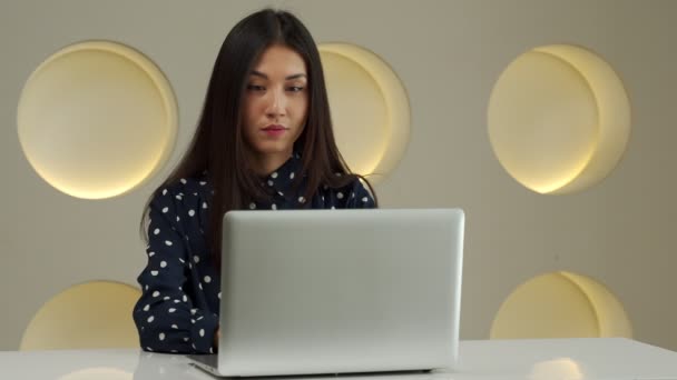 Emocionado sentimento feminino eufórico celebrando on-line ganhar sucesso resultado conquista, jovem mulher asiática feliz com boas notícias de e-mail, motivado por grande oferta ou nova oportunidade — Vídeo de Stock