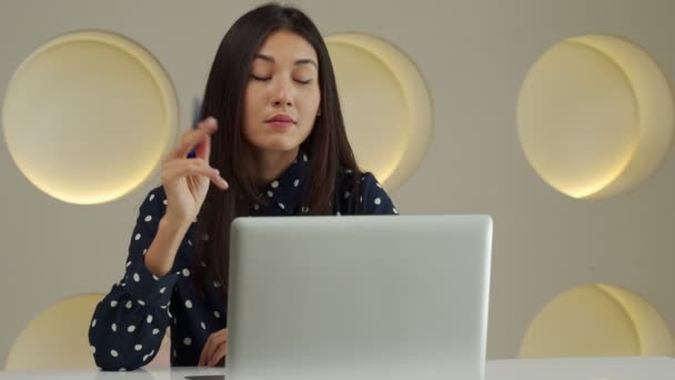 Thoughtful business Asian woman working at a computer, smiling and looking into the distance, thinking about a successful business — Vídeo de Stock