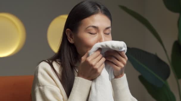 Asian woman enjoys a clean and smelling towel after washing with a new washing gel — Stock videók