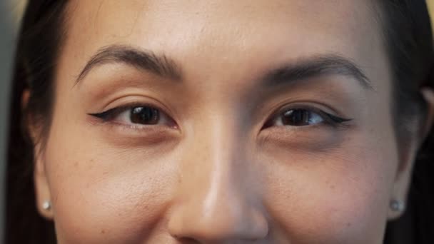 Close up of beautiful young asian woman with brown eyes — 图库视频影像