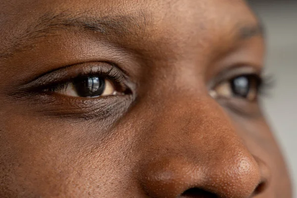 Gros plan d'un homme noir yeux. Les yeux d'un homme réfléchi — Photo