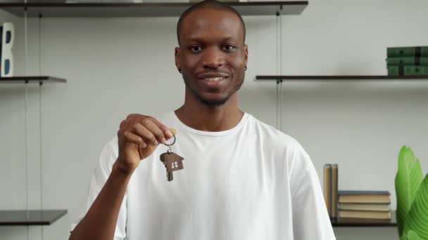 Portrait of a black man showing the keys to a new house, A happy man excited about moving. Real estate, real estate concept. — Stock Video