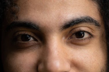 Kameraya bakan kahverengi gözlü Mısırlı adamın portresi.