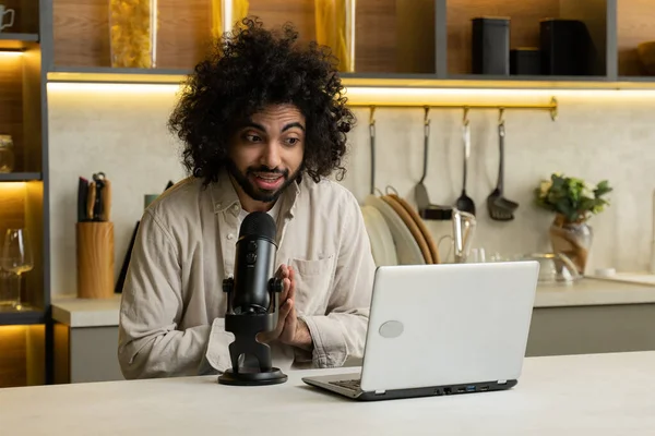 Hombre egipcio expresando difusión a través de ordenador portátil y micrófono — Foto de Stock