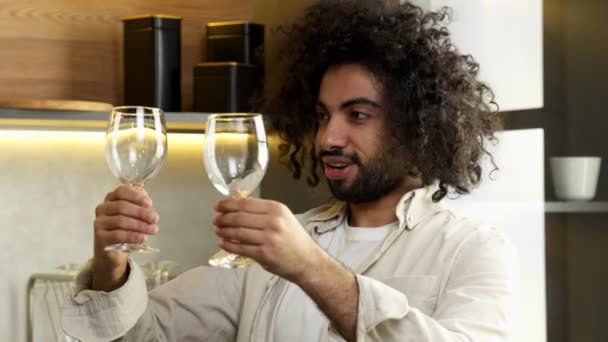 Arabský muž kontroluje skvrny na vinných brýlích po myčce — Stock video
