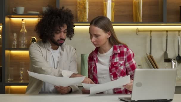 Colegas examinan documentos de proyecto en la mesa cerca de la computadora — Vídeo de stock