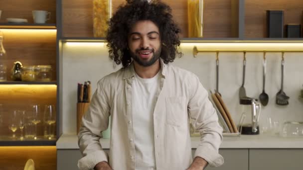 Junger muslimischer Mann spricht vor laufender Kamera in Küche — Stockvideo