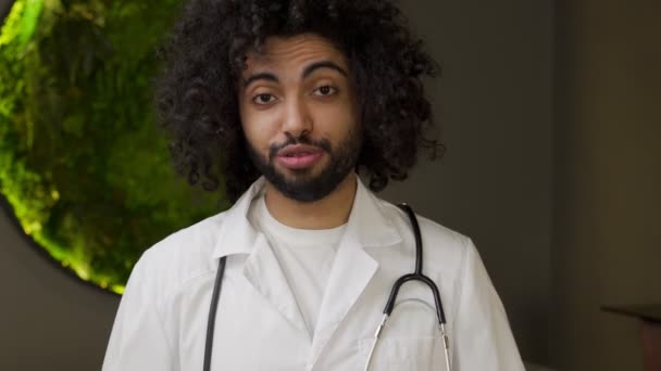 Arabo medico in uniforme con stetoscopio parla con la fotocamera — Video Stock