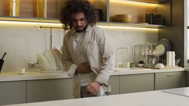 Egyptische man lijdt aan plotselinge pijn in de maag in de keuken — Stockvideo