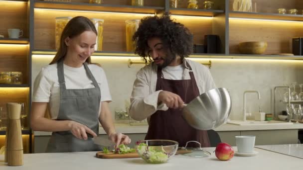 Arabischer Männerkoch lehrt Frau traditionelles Gericht zu kochen — Stockvideo