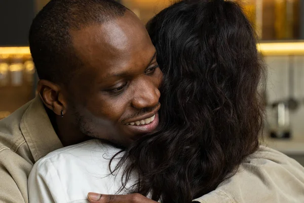 Gelukkig zwart man knuffels vrouw partner strak in moderne keuken — Stockfoto