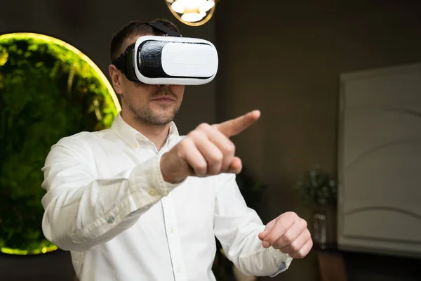 Hombre en gafas de realidad virtual disfruta del juego de manos móviles Fotos De Stock