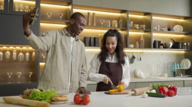 Birkaç blog yazarı kamera önünde salata pişirme sürecini kaydetti