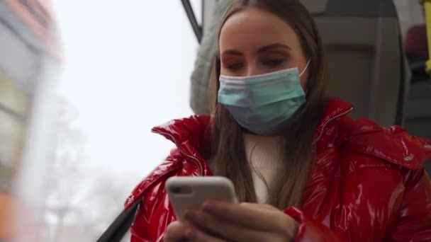 Kobieta typy wiadomości w smartfonie jazda tramwajem — Wideo stockowe