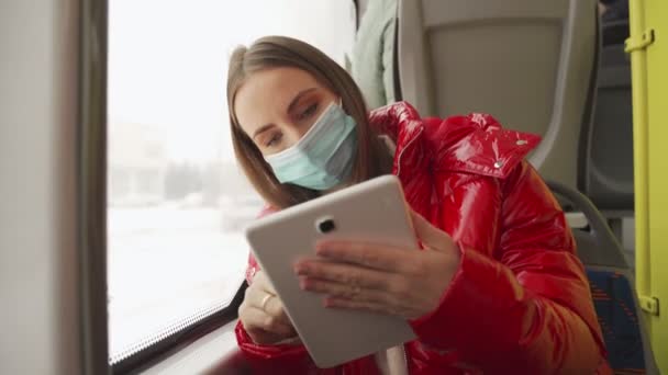 Vrouw toerist controleert sociale netwerken in tablet in trolleybus — Stockvideo