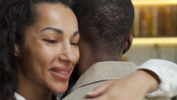 Γυναίκα στην αγάπη αγκαλιάζει σφιχτά σύντροφο με κλειστά μάτια χαμογελώντας — Αρχείο Βίντεο