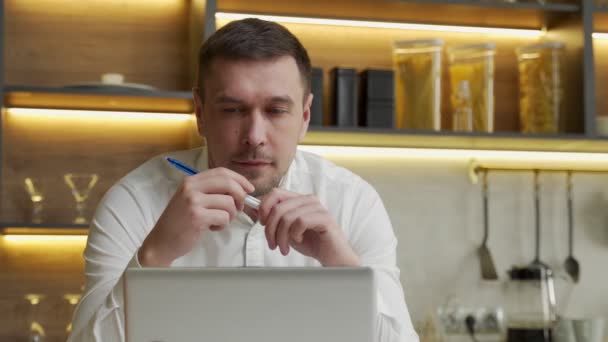 Homem assiste vídeo educativo no laptop transformando caneta em mãos — Vídeo de Stock
