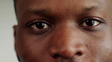 Farklı ırk temsilcilerinin gözleri kameraya bakıyor