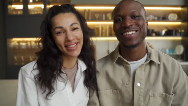 Giovane coppia parla con la fotocamera sorridente in cucina moderna — Video Stock