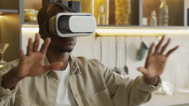 Afrikalı Amerikalı adam sanal gerçeklik teknolojisini deneyimliyor — Stok video
