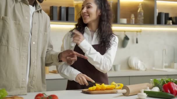 Mann filmt Partnerin beim Kochen in Küche — Stockvideo