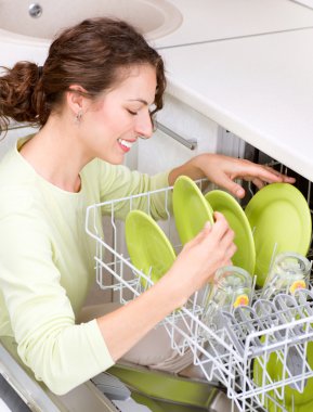 Bulaşıkçı. Mutfakta ev işi yapan genç bir kadın. Yıkama