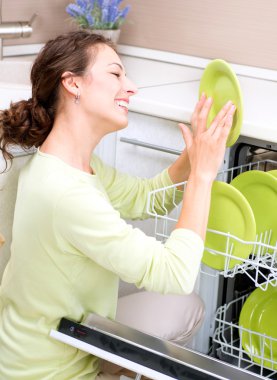 Bulaşıkçı. Mutfakta ev işi yapan genç bir kadın. Yıkama