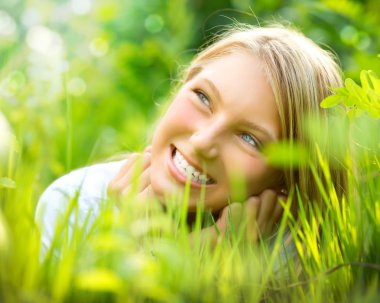 yeşil çim gülümseyen kız güzel