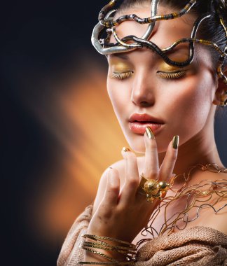 Altın makyaj. moda kız portre