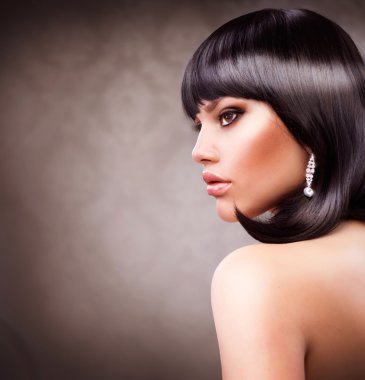güzel esmer kız. saç kesimi. saç modeli