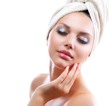 Spa kız. sonra onun yüzüne dokunmak banyo güzel bir genç kadın