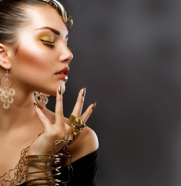 Altın makyaj. moda kız portre