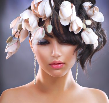 Manolya çiçek ile esmer kız moda. saç modeli