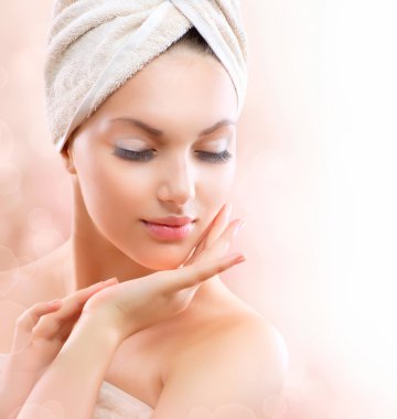 Spa kız. sonra onun yüzüne dokunmak banyo güzel bir genç kadın