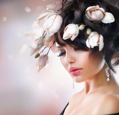 Manolya çiçek ile esmer kız moda. saç modeli
