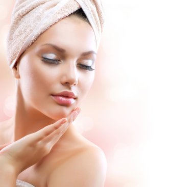 Spa kız. sonra onun yüzüne dokunmak banyo güzel bir genç kadın