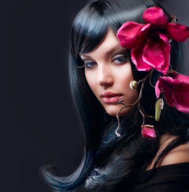 Manolya çiçeği ile esmer kız moda