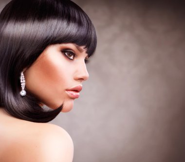güzel esmer kız. saç kesimi. saç modeli