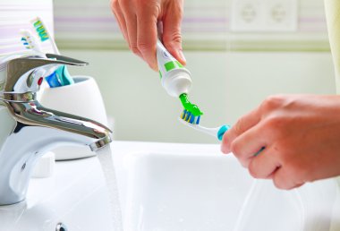 diş fırçalama. banyo